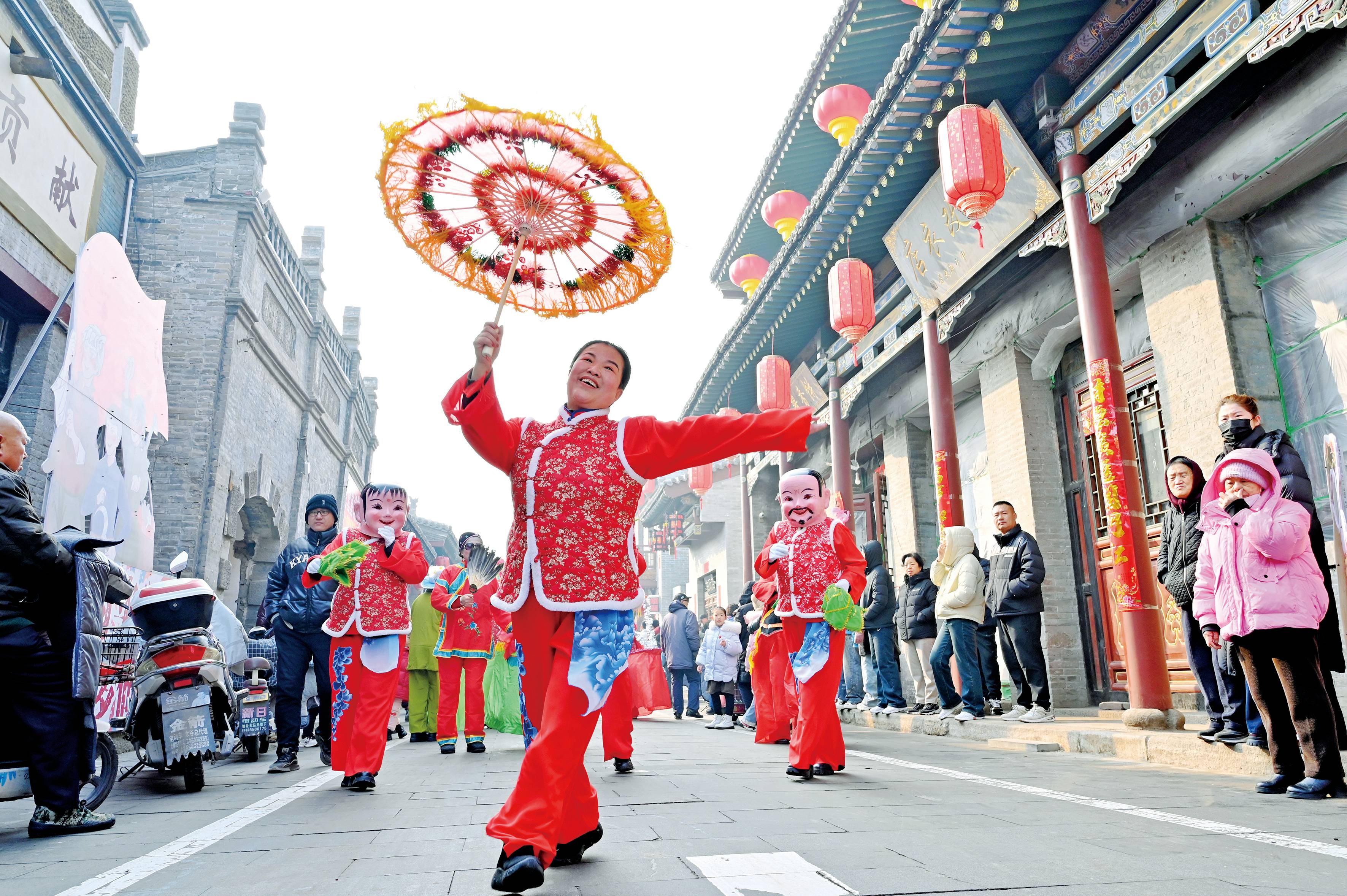 金蛇獻(xiàn)瑞春華啟 秧歌扭出幸福年